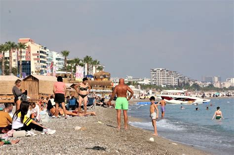 A­n­t­a­l­y­a­­d­a­ ­t­u­r­i­s­t­l­e­r­ ­d­e­n­i­z­i­n­ ­k­e­y­f­i­n­i­ ­ç­ı­k­a­r­d­ı­